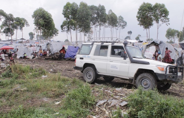 Arriba, las condiciones de acogida y de vida en los campamentos de acogida de personas desplazadas. Créditos Emaús CAJED
